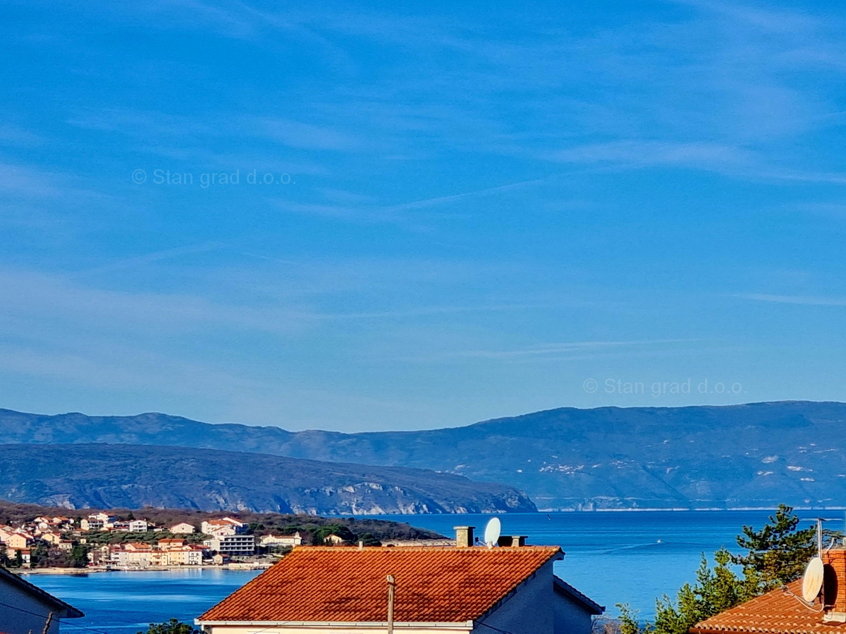 Malinska, lepo opremljen apartma tik ob morju, prodamo!