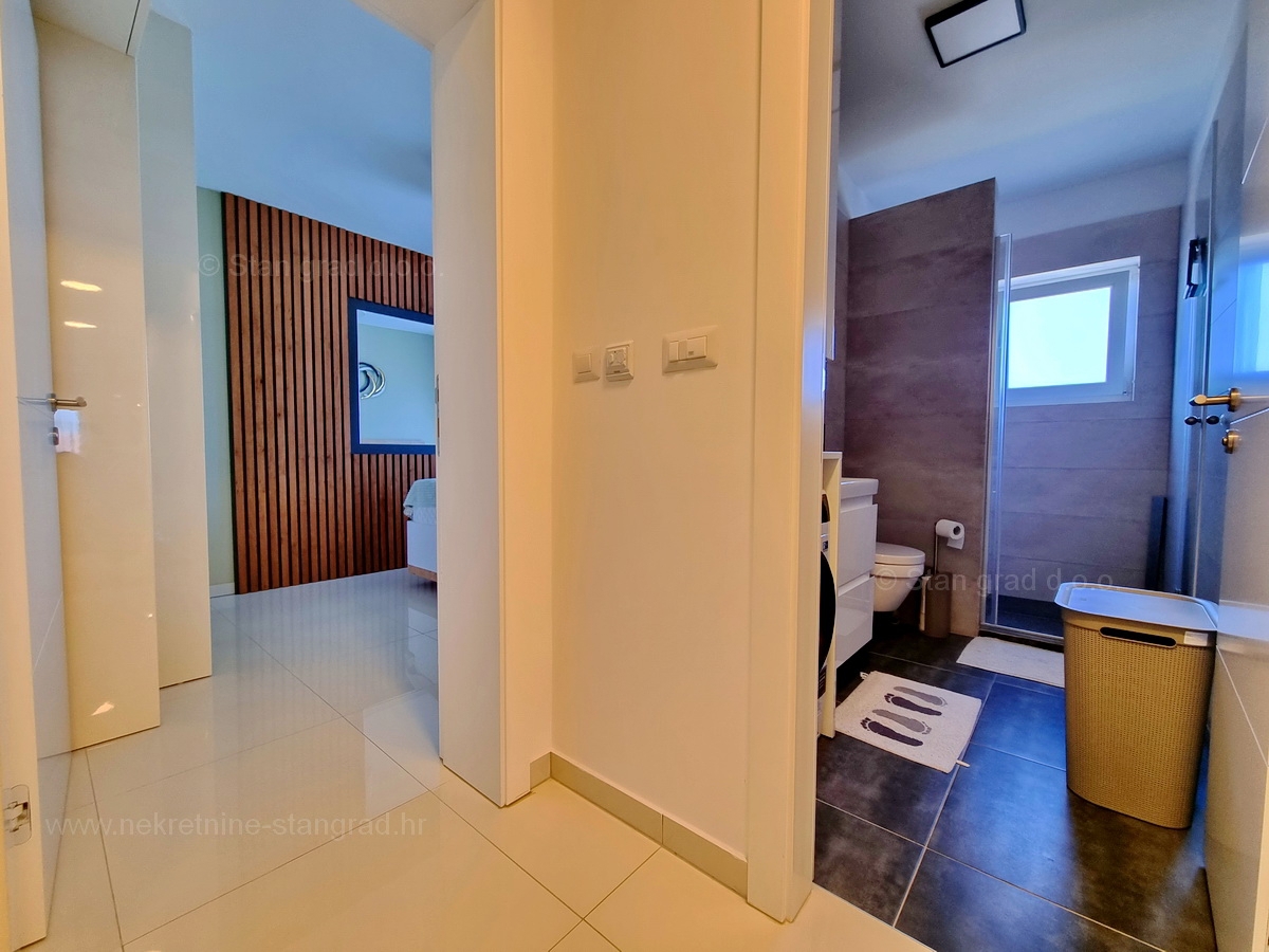 Malinska, lepo opremljen apartma tik ob morju, prodamo!