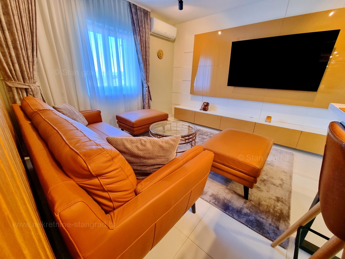 Malinska, lepo opremljen apartma tik ob morju, prodamo!