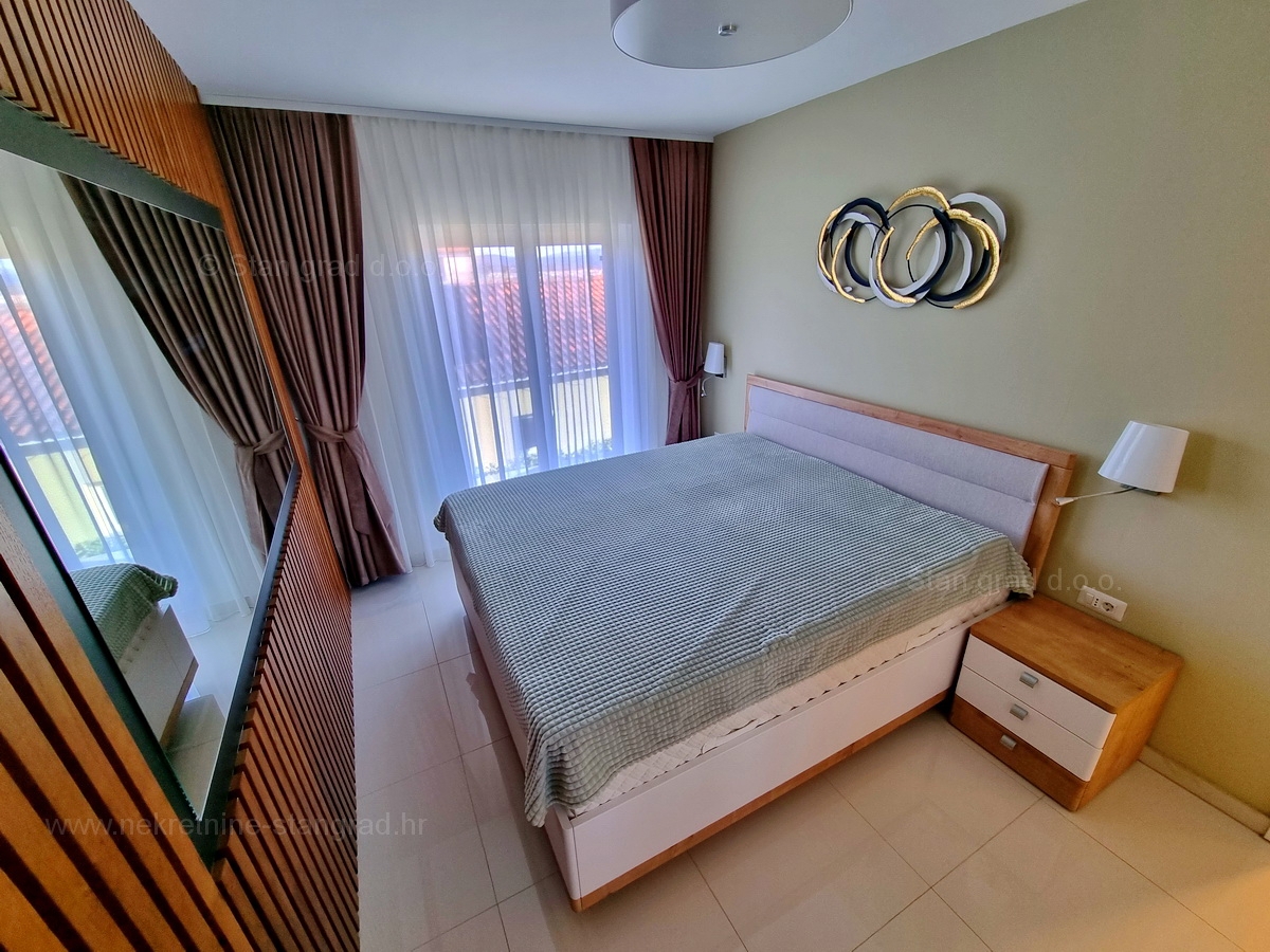 Malinska, lepo opremljen apartma tik ob morju, prodamo!