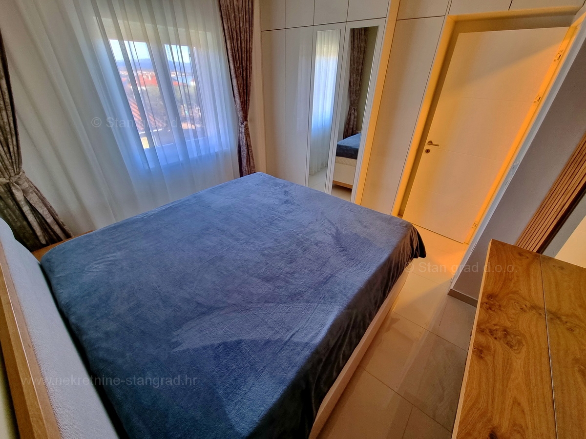 Malinska, lepo opremljen apartma tik ob morju, prodamo!