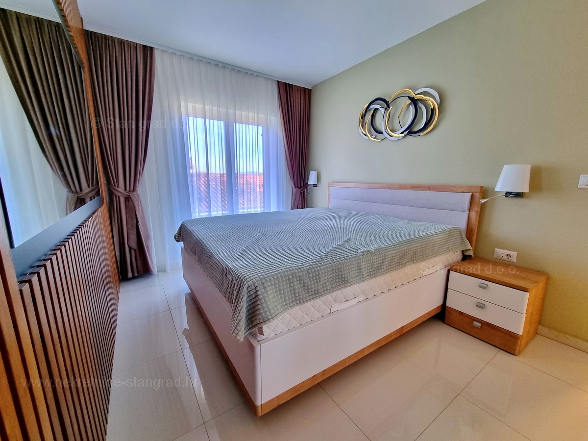 Malinska, lepo opremljen apartma tik ob morju, prodamo!