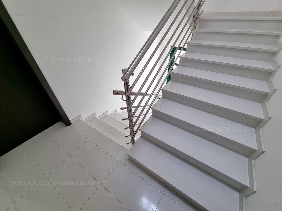 Malinska, lepo opremljen apartma tik ob morju, prodamo!