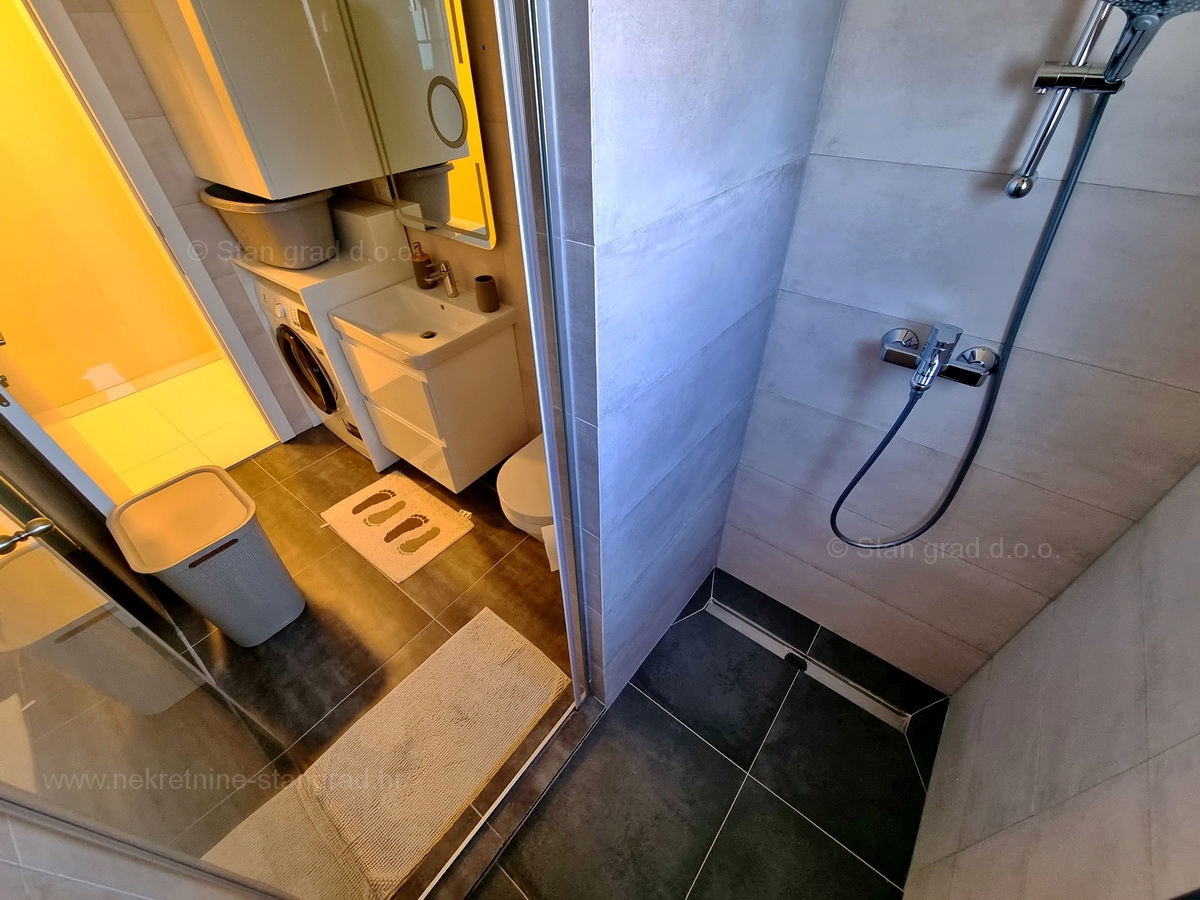 Malinska, lepo opremljen apartma tik ob morju, prodamo!