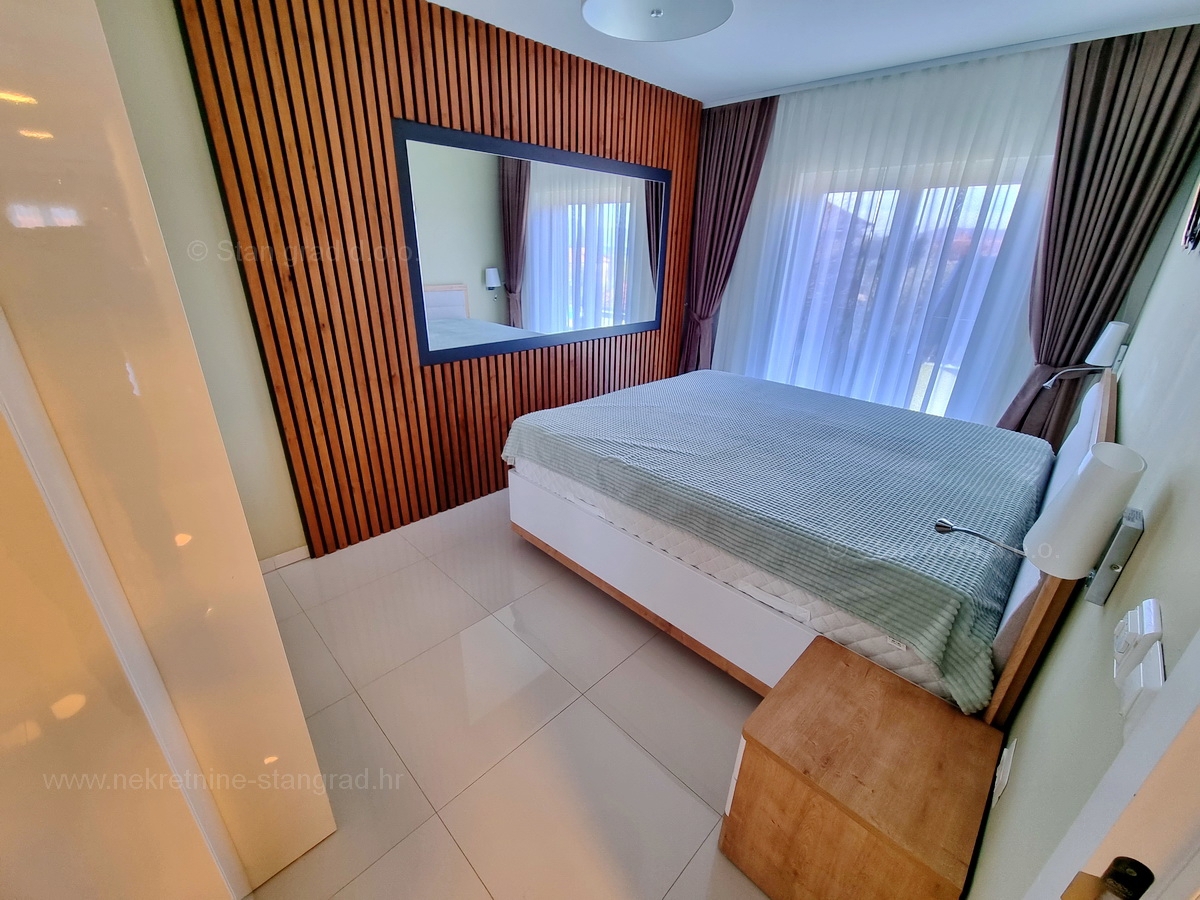 Malinska, lepo opremljen apartma tik ob morju, prodamo!