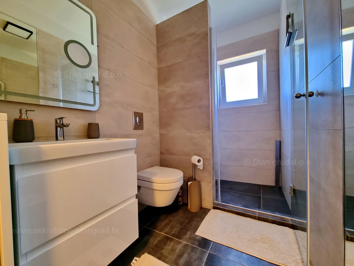 Malinska, lepo opremljen apartma tik ob morju, prodamo!