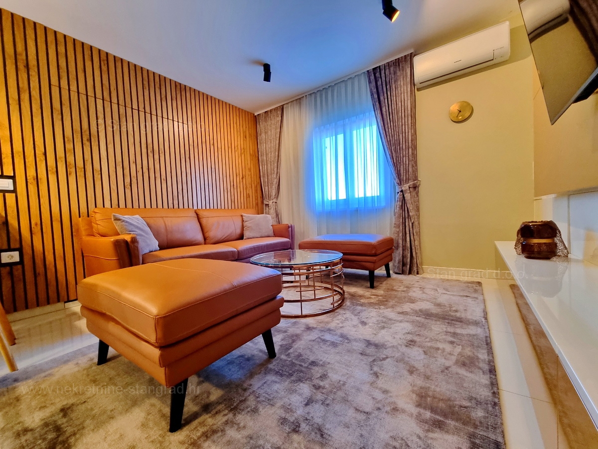 Malinska, lepo opremljen apartma tik ob morju, prodamo!