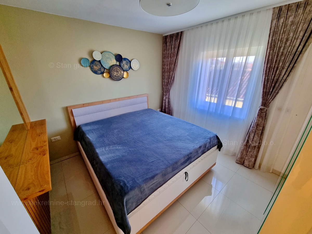 Malinska, lepo opremljen apartma tik ob morju, prodamo!