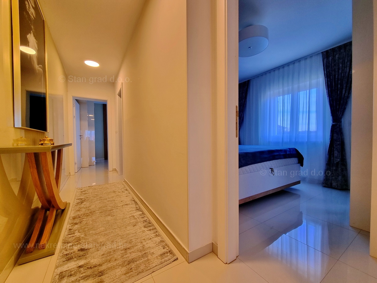 Malinska, lepo opremljen apartma tik ob morju, prodamo!