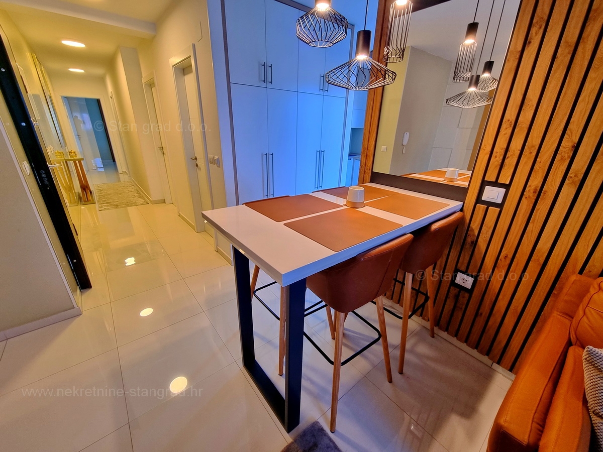 Malinska, lepo opremljen apartma tik ob morju, prodamo!