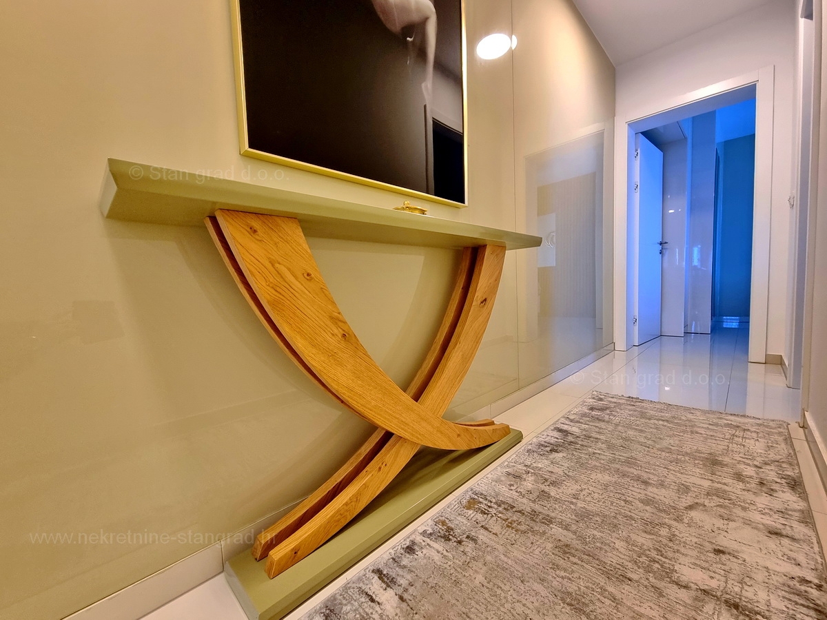 Malinska, lepo opremljen apartma tik ob morju, prodamo!