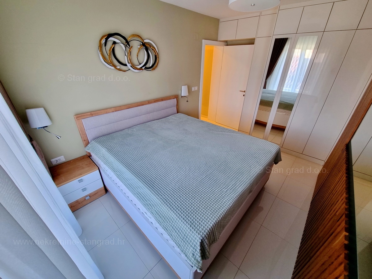 Malinska, lepo opremljen apartma tik ob morju, prodamo!