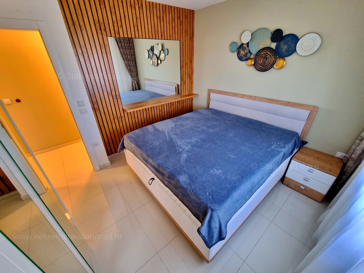 Malinska, lepo opremljen apartma tik ob morju, prodamo!