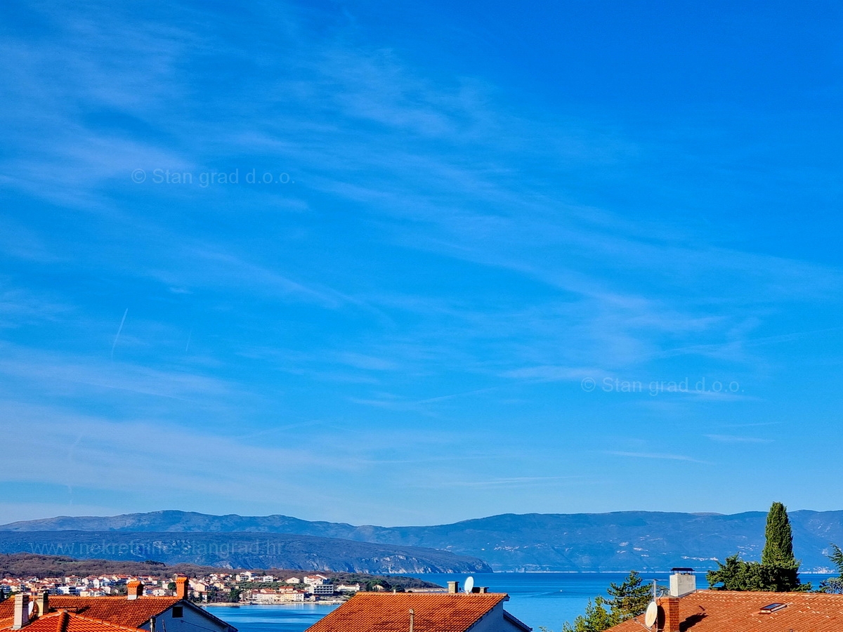 Malinska, lepo opremljen apartma tik ob morju, prodamo!