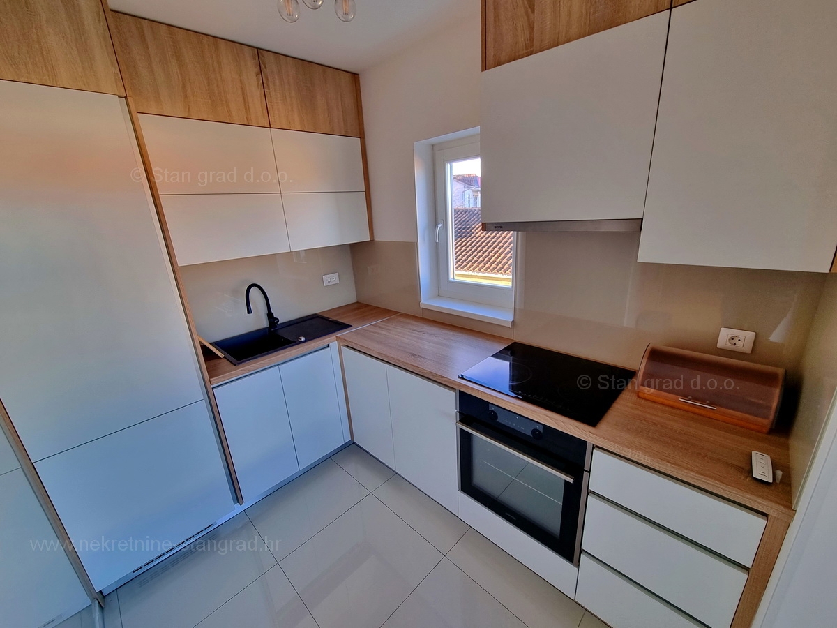 Malinska, lepo opremljen apartma tik ob morju, prodamo!