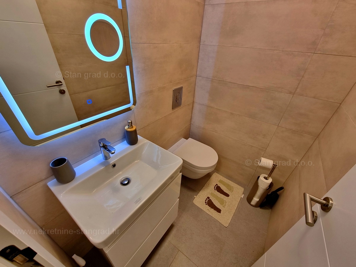 Malinska, lepo opremljen apartma tik ob morju, prodamo!