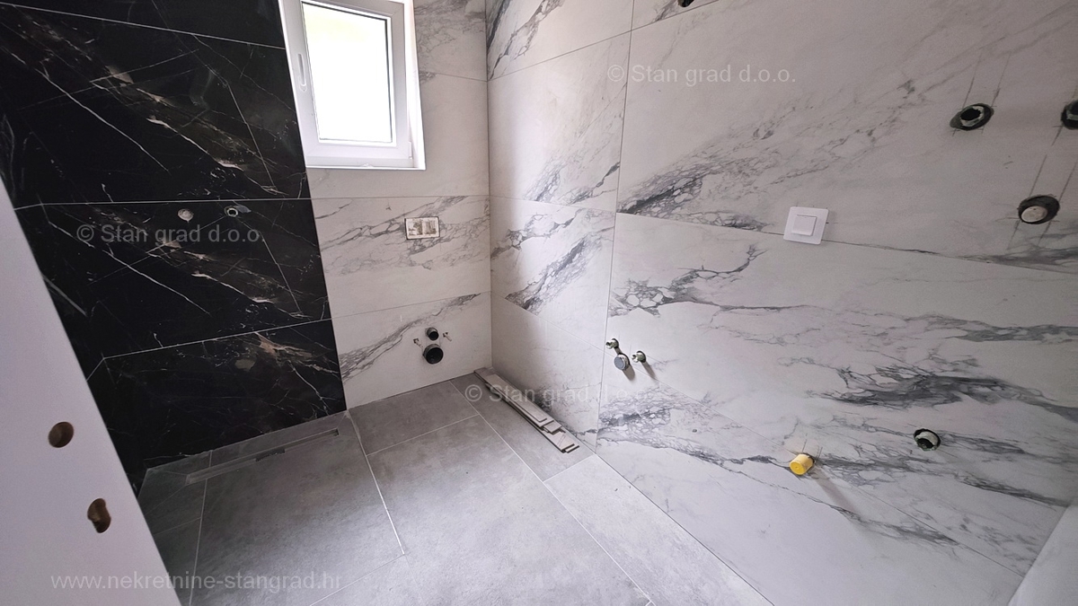 Uvala Soline, novogradnja, pritlični apartma z vrtom, prodamo!
