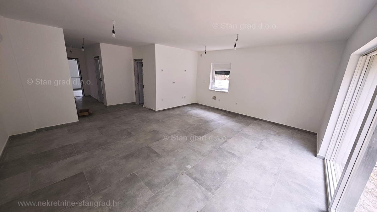 Uvala Soline, novogradnja, pritlični apartma z vrtom, prodamo!