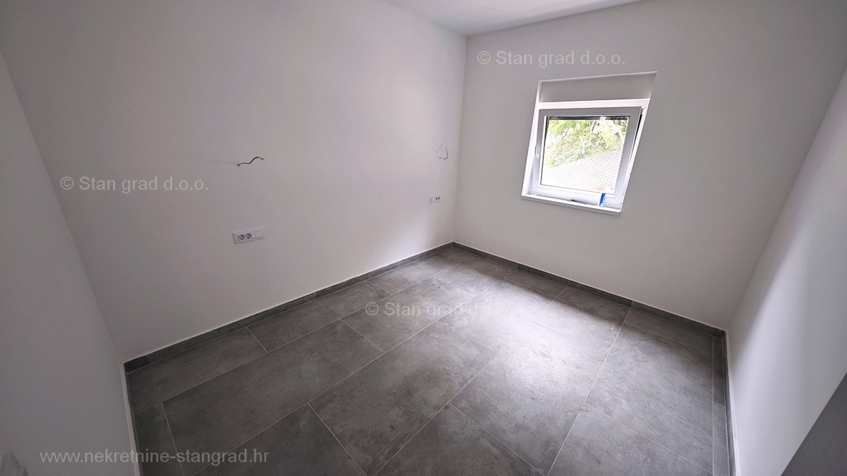 Uvala Soline, novogradnja, pritlični apartma z vrtom, prodamo!
