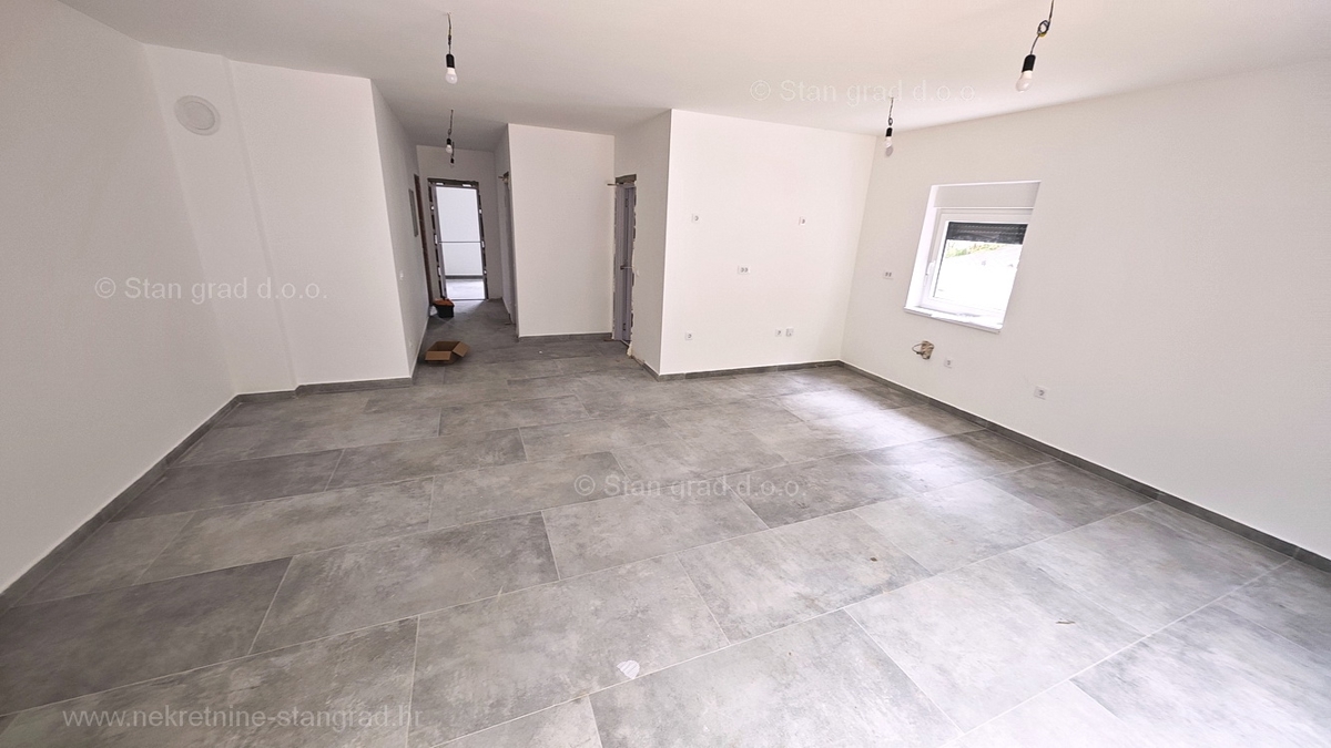 Uvala Soline, novogradnja, pritlični apartma z vrtom, prodamo!