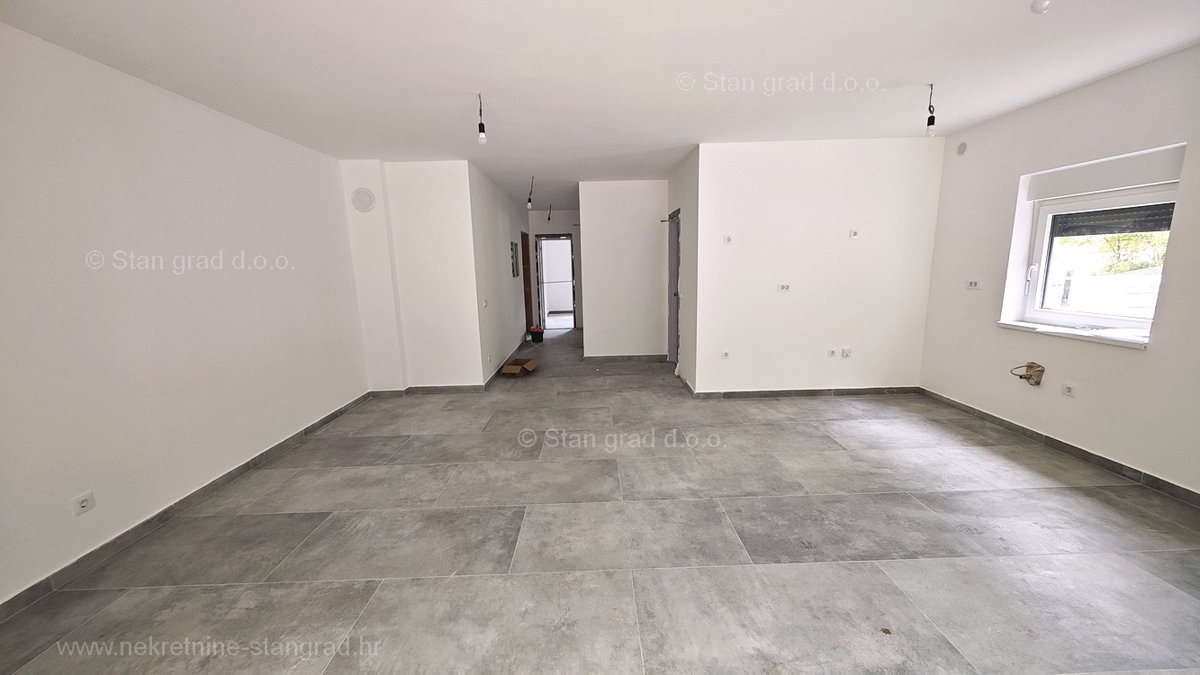 Uvala Soline, novogradnja, pritlični apartma z vrtom, prodamo!