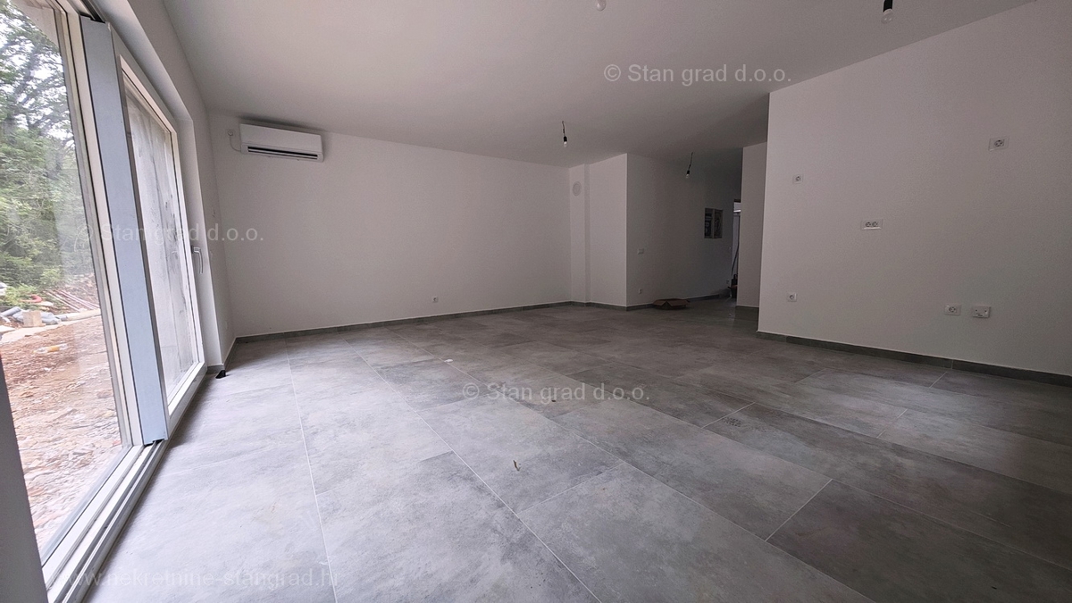 Uvala Soline, novogradnja, pritlični apartma z vrtom, prodamo!