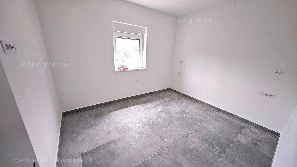 Uvala Soline, novogradnja, pritlični apartma z vrtom, prodamo!