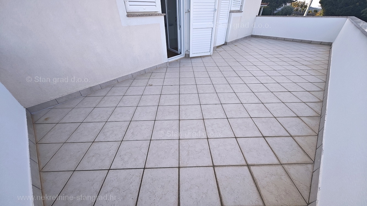 Šilo, apartma v 1. nadstropju hiše, 80 m od morja!