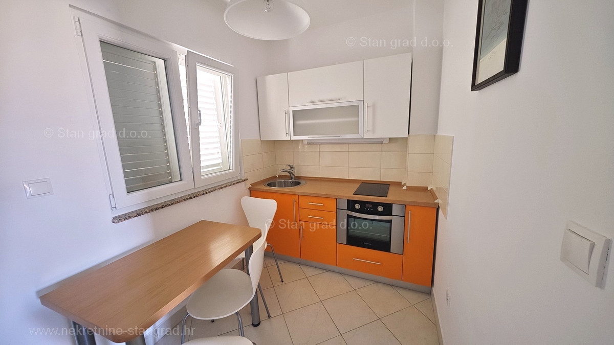 Šilo, apartma v 1. nadstropju hiše, 80 m od morja!