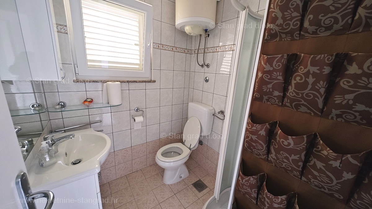 Šilo, apartma v 1. nadstropju hiše, 80 m od morja!