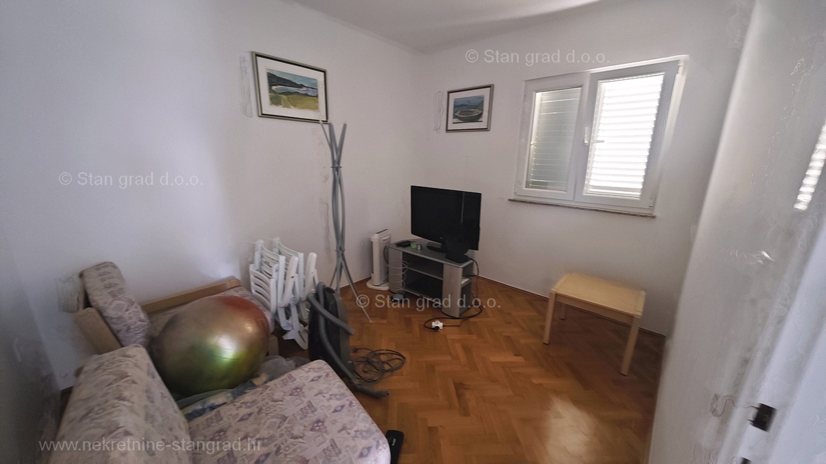 Šilo, apartma v 1. nadstropju hiše, 80 m od morja!