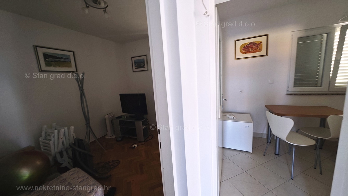 Šilo, apartma v 1. nadstropju hiše, 80 m od morja!