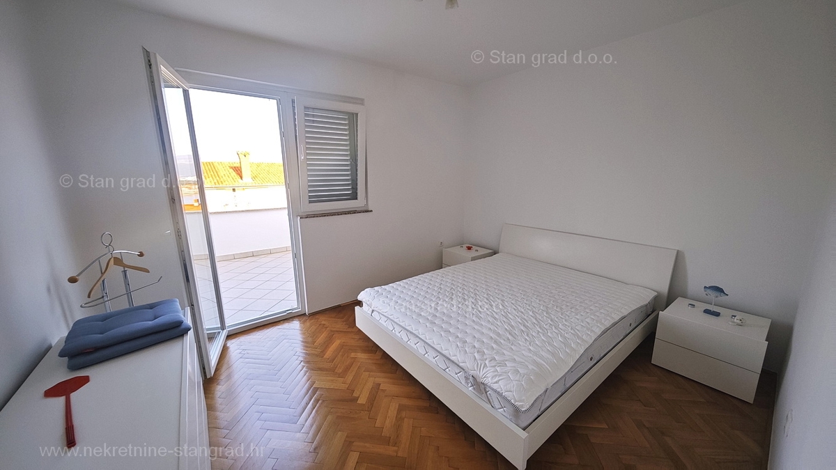 Šilo, apartma v 1. nadstropju hiše, 80 m od morja!