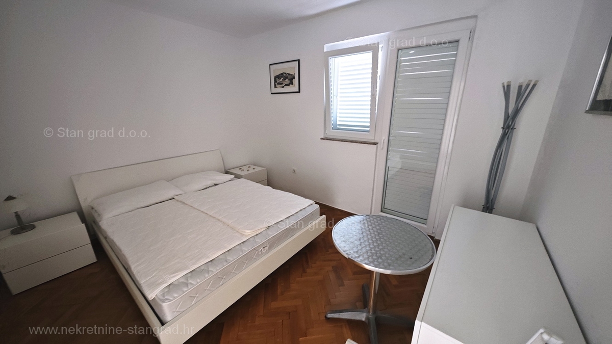 Šilo, apartma v 1. nadstropju hiše, 80 m od morja!
