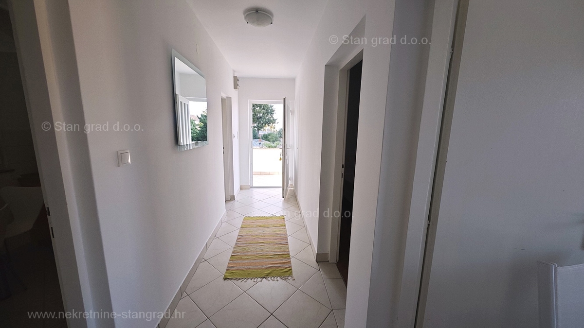 Šilo, apartma v 1. nadstropju hiše, 80 m od morja!