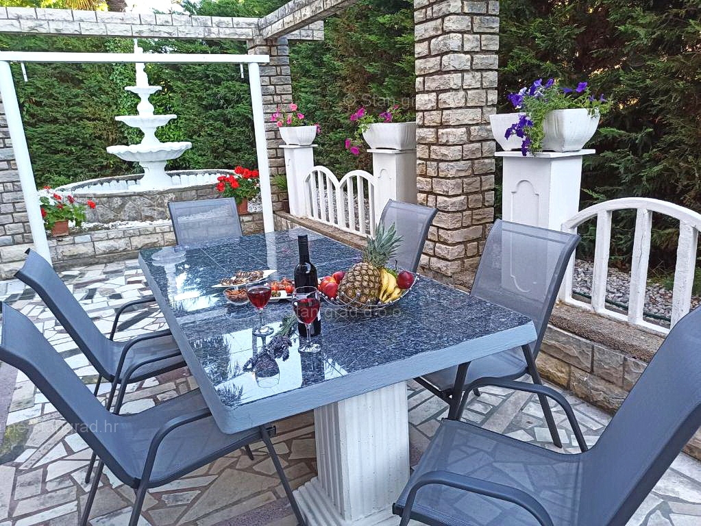 Malinska, samostojna hiša s 6 apartmaji na odlični lokaciji!