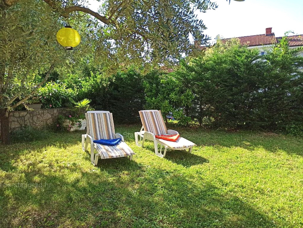 Malinska, samostojna hiša s 6 apartmaji na odlični lokaciji!