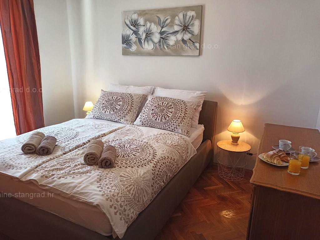 Malinska, samostojna hiša s 6 apartmaji na odlični lokaciji!