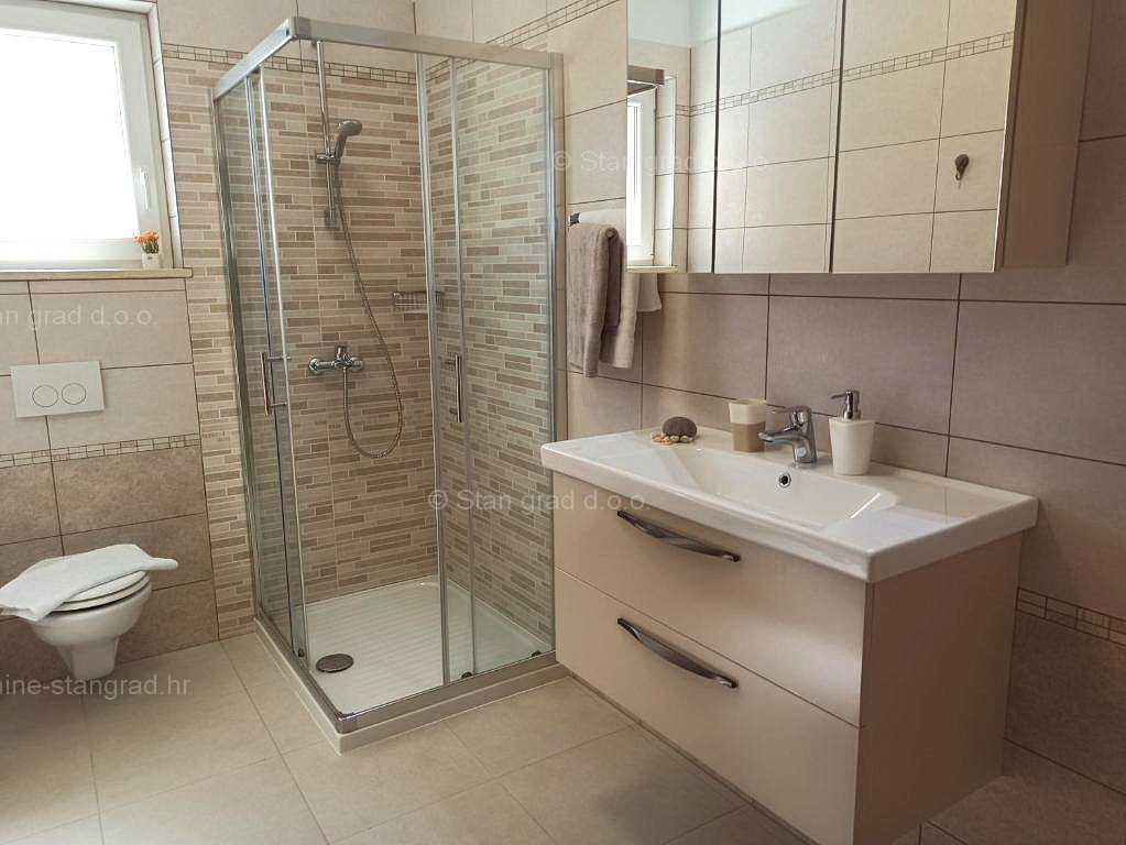 Malinska, samostojna hiša s 6 apartmaji na odlični lokaciji!