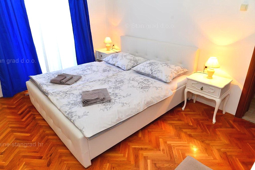 Malinska, samostojna hiša s 6 apartmaji na odlični lokaciji!