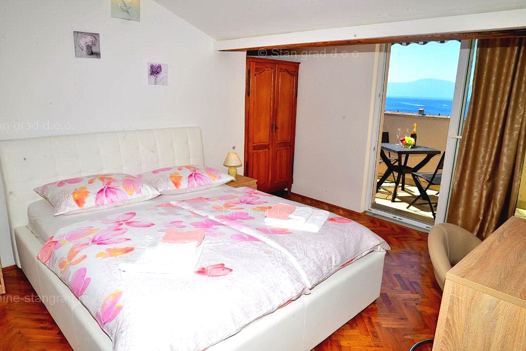 Malinska, samostojna hiša s 6 apartmaji na odlični lokaciji!