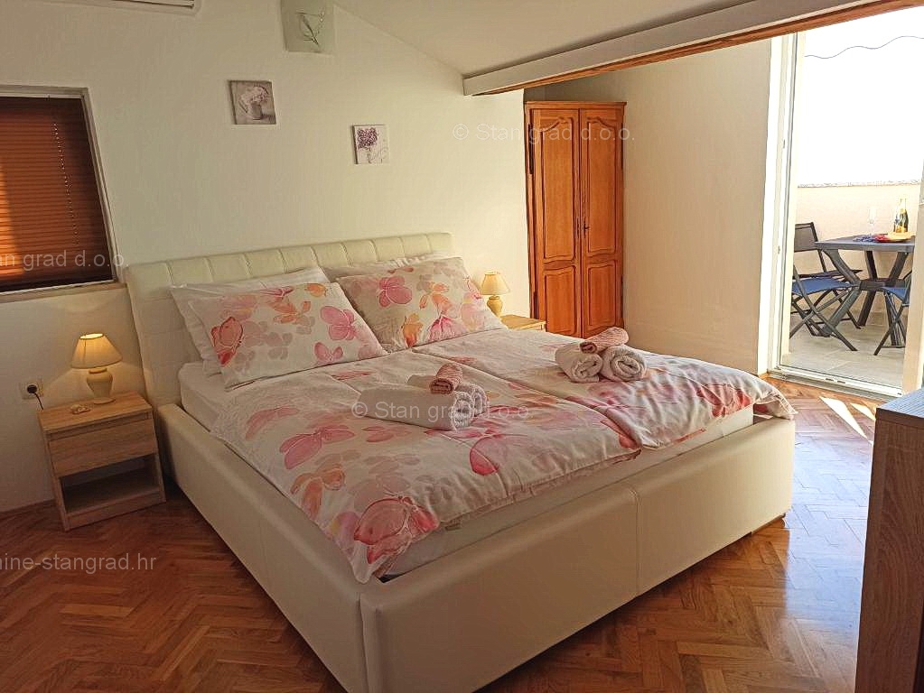 Malinska, samostojna hiša s 6 apartmaji na odlični lokaciji!