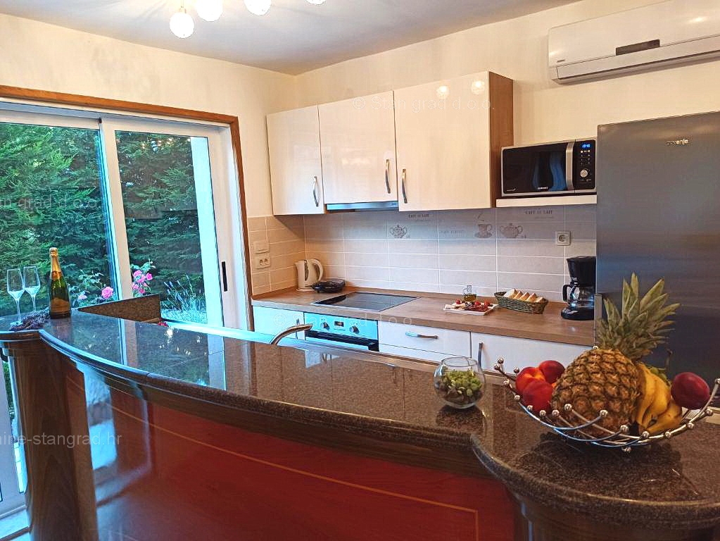 Malinska, samostojna hiša s 6 apartmaji na odlični lokaciji!