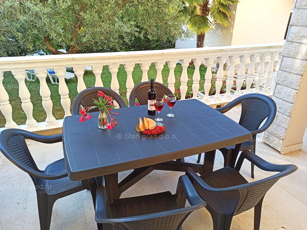 Malinska, samostojna hiša s 6 apartmaji na odlični lokaciji!