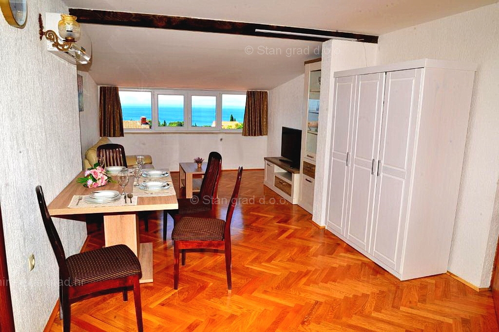 Malinska, samostojna hiša s 6 apartmaji na odlični lokaciji!