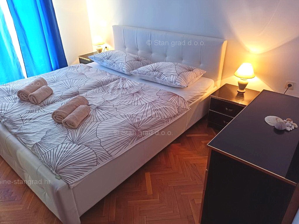Malinska, samostojna hiša s 6 apartmaji na odlični lokaciji!