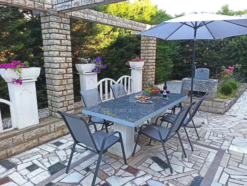 Malinska, samostojna hiša s 6 apartmaji na odlični lokaciji!