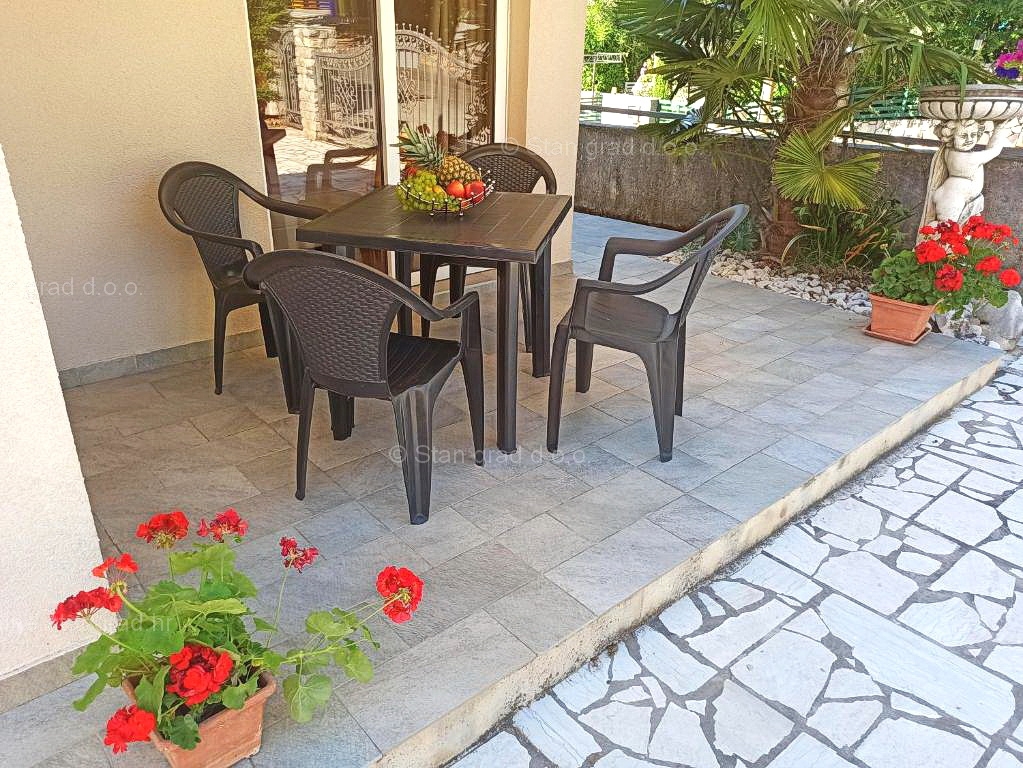 Malinska, samostojna hiša s 6 apartmaji na odlični lokaciji!