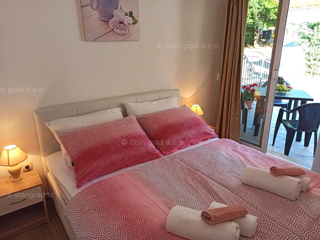 Malinska, samostojna hiša s 6 apartmaji na odlični lokaciji!