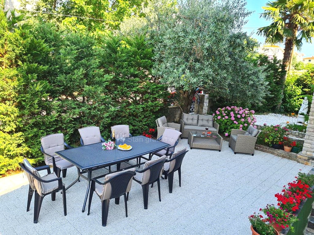Malinska, samostojna hiša s 6 apartmaji na odlični lokaciji!